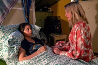 Praxis mit Meerblick – Hausbesuch: Nora Kaminski (Tanja Wedhorn, re.) betreut Emilia (Lene Oderich).