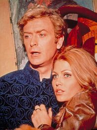 The Italian Job – Charlie Croker (Michael Caine, l.); Lorna (Margaret Blye, r.)