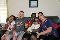360° - Geo-Reportage – Hebamme Terrie Shaw (re.) bringt nicht nur die Kinder aus dem Umland der Stadt Medicine Hat zur Welt, sondern kümmert sich auch um die Familien der Neugeborenen.