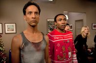 Community – Mit Schrecken erfahren Abed (Danny Pudi, l.), Troy (Donald Glover, M.) und Britta (Gillian Jacobs, r.) von der versauten Geschichtsnote, und das ausgerechnet auf der Weihnachtsfeier. Die Stimmung droht auf den Gefrierpunkt zu fallen ...