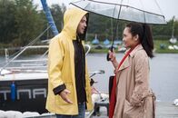 In aller Freundschaft – Lilly Phan (Mai Duong Kieu) und Kris Haas (Jascha Rust) wundern sich über ihre Begegnung am See. Da beide offiziell mit Ilay Demir verabredet waren, ist ihnen schnell klar, was er bezweckt.