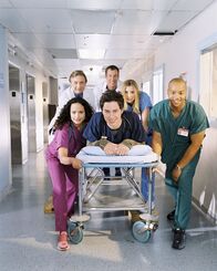 Scrubs - Die Anfänger – V.h.l.: Dr. Bob Kelso (Ken Jenkins), Dr. Perry Cox (John C. McGinley) und Elliot Reid (Sarah Chalke; V.v.l.: Carla Espinosa (Judy Reyes), J. D. (Zach Braff) und Turk (Donald Faison)