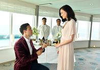 Das Traumschiff – Auf dem Weg in ihr Heimatland Japan macht Daniel (Tobias van Dieken) Anna (Agnes Decker) einen Heiratsantrag.