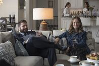 A Million Little Things – A Million Little Things Staffel 1 Folge 1 Gemütliches Beisammensein: James Roday als Gary Mendez, Allison Miller als Maggie Bloom Copyright: SRF/ABC