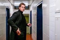 Der Alte – Caspar Bergmann (Thomas Heinze) ist auf der Hut, als er alleine die Mannschaftsräume betritt.