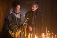 Die Musketiere – Milady (Maimie McCoy, l.); Kardinal Richelieu (Peter Capaldi, r.)