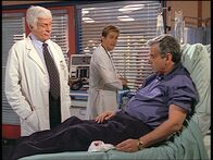 Diagnose: Mord – Mark (Dick Van Dyke, l.) und Jesse (Charlie Schlatter, M.) behandeln Saul Singer (Ken Lerner, r.), den berühmten Kandidaten einer Quizsendung, der einen Autounfall erlitten hat.
