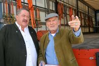 Die Rosenheim-Cops – Kommissar Hofer (Joseph Hannesschläger, l.) ahnt, dass Seniorchef Rubenbauer (Claus Dieter Clausnitzer, r.) nur die halbe Wahrheit sagt.