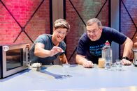 1, 2 oder 3 – moderator Dr. Philip Häusser zeigt spannende Versuche mit Wasser.