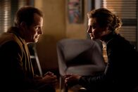 Castle – Kate Beckett (Stana Katic, r.) ist sich sicher, dass Senator William H. Bracken (Jack Coleman, l.) etwas mit dem Mord an der jungen Melanie Rogers zu tun hat. Doch kann sie es auch beweisen?