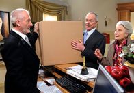 Sturm der Liebe – ARD STURM DER LIEBE FOLGE 1274 Uhr im ERSTEN. Alfons (Sepp Schauer, l.) möchte in Werners (Dirk Galuba, M., mit Luise Deschauer, r.) Paket noch ein eigenes Geschenk für Hanna mitschicken. Doch dieser ist strikt dagegen.