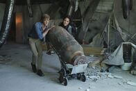 MacGyver – Angus MacGyver (Lucas Till, l.); Riley Davis (Tristin Mays, r.)