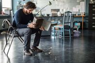 Einstein – Damit seine Forschungsergebnisse nicht ein zweites Mal gestohlen werden, denkt sich Einstein (Tom Beck) eine ziemlich komplizierte Methode aus, seine Notizen zu verstecken. Zu kompliziert, um sie wiederzufinden?; Damit seine Forschungsergebnisse nicht ein zweites Mal gestohlen werden, denkt sich Einstein (Tom Beck) eine ziemlich komplizierte Methode aus, seine Notizen zu verstecken. Zu kompliziert, um sie wiederzufinden?