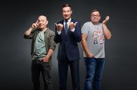 Wer weiß denn sowas? – Moderator Kai Pflaume (M.) und die beiden Teamkapitäne Bernhard Hoëcker (l.) und Elton (r.) gehen mit frischem Elan in die nächste Raterunde und werden sich mit Unterstützung prominenter Mitspieler erneut einen Kampf um Punkt und Sieg liefern.