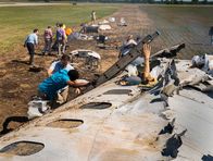 Mayday - Alarm im Cockpit – Brantford, Ontario - Passengers of KLM Cityhopper Flight 433 emerge from the aircraft that has just crashed at Amsterdam's Schiphol airport after the plane returned to the airport with engine trouble. Two passengers and one crew member are killed and the rest are badly injured. (Cineflix 2018/Pana Pantazidis)