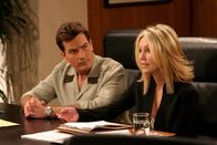 Two and a Half Men – L-R: Charlie Harper (Charlie Sheen) und Laura Lang (Heather Locklear)