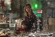 Scorpion – Als ein zehnjähriger Junge in einer Höhle eingeschlossen wird, muss Paige (Katharine McPhee, r.) an ihren eigenen Sohn Ralph (Riley B. Smith, l.) denken, dem sie eigentlich ein besinnliches Weihnachtsfest organisieren wollte ...