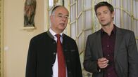 Die Rosenheim-Cops – Polizeichef Achtziger (Alexander Duda, l.) macht Kommissar Sven Hansen (Igor Jeftic, r.) auf eine interessante Spur aufmerksam.