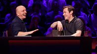 Wer weiß denn sowas? – Rateteam-Kapitän Bernhard Hoëcker (l.) mit Schauspieler David Kross (r.).