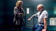 Tatort – Adele Neuhauser (Bibi Fellner), Simon Schwarz (Inkasso Heinzi).; ARD Degeto TATORT: ALLES WAS RECHT IST Uhr im ERSTEN. Adele Neuhauser (Bibi Fellner), Simon Schwarz (Inkasso Heinzi).