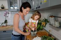 Zu Tisch ... – Sandras Nichte Romina Baljak improvisiert mit ihrer Tochter Rita ein schnelles Sommergericht mit frischem Meerfenchel, Rucola und Ziegenfrischkäse.