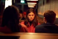 Conversations with Friends – Während eines Gespräches mit ihren Freunden hat Frances (Alison Oliver, M.) ihnen ein unangenehmes Geständnis zu machen.