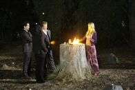 The Mentalist – Der 16-jährige Cody Elkins ist offenbar einem Ritualmord zum Opfer gefallen. Die Spur führt Kendall Cho (Tim Kang, l.), Teresa Lisbon (Robin Tunney, 2.v.l.) und Patrick Jane (Simon Baker, 2.v.r.) zu Tamzin Dove (Azura Skye, r.), einer jungen Frau, die sich selbst als Hexe bezeichnet ...