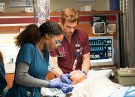 Chicago Med – Chicago Med Blutsbande - Bound Staffel 1, Episode 6 Notfallmässiges Eingreifen: Yaya DaCosta als April Sexton, Nick Gehlfuss als Dr. Will Halstead
