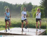 Tele-Gym – Dynamische Übungen unter freiem Himmel am Tele-Gym-Set in der Nähe des Starnberger Sees.
