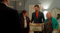 Rote Rosen – Gisela (r. Martina Eitner-Acheampong), Franka (l. Brithe Wolter) und Julius (m. Jan Stapelfedt) sind fassungslos: Hans-Harald (v. Hartmut Volle) stetht völlig unerwartet in der Tür und möchte wieder zur Familie gehören.