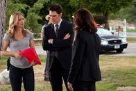 Criminal Minds – Ein Gefangener aus Texas kann während einer Überführung entkommen und lässt seine Opfer mit seinem Markenzeichen zurück - zugenähte Münder. Hotch (Thomas Gibson, M.), J.J. (A. J. Cook, l.) und ihre neue Kollegin Alex Blake (Jeanne Tripplehorn, r.) beginnen sofort mit den Ermittlungen ...