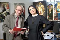 Um Himmels Willen – ARD UM HIMMELS WILLEN, XI. Staffel (13 neue Folgen), Folge 134 "Blutiger Anfänger"15 Uhr im Ersten. Schwester Hildegard (Andrea Sihler, r.) macht sich Sorgen um ihren Literatur-Agenten Klaus Stolpe (Markus Hering, l.).