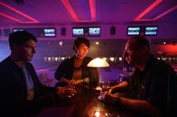 SOKO Stuttgart – Die Teamleiterin der Bowlinggruppe von Wolfgang Matuschek (Mike Maas, r.) wurde ermordet. Alle scheinen tief betroffen zu sein. Doch Rico Sander (Benjamin Strecker, l.) und Polizeipraktikantin Nele Becker (Nina Siewert) glauben nicht, dass es in der Gruppe so harmonisch war, wie alle vorgeben. Vor allem seit Matuscheks Frau aufgrund eines Unfalls nicht mehr teilnehmen konnte.