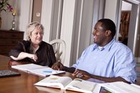 Blind Side - Die große Chance – Nachhilfelehrerin Miss Sue (Kathy Bates, l.) verhilft Michael (Quinton Aaron, r.) zu einem guten Schulabschluss, damit er er die Chance erhält, Mitglied einer Collegemannschaft zu werden ...