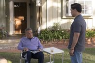 Fresh off the Boat – Als Louis (Randall Park, r.) glaubt, dass seine Frau durch ihre mehr und mehr erfolgreiche Karriere das Interesse an ihm verlieren könnte, will er mit Marvins (Ray Wise, l.) Hilfe die Leidenschaft neu erwecken.