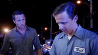 Hawaii Five-0 – Steve (Alex O'Loughlin, l.) muss sich mit Neil (Joe Egender, r.), einem Autisten, zusammenschließen, um einen Mord aufzuklären ...