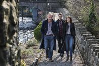 Jack Taylor – Jack Taylor (Iain Glen, l.), Darragh Noonan (Jack Monaghan, M.) und Kate Noonan (Siobhán O'Kelly, r.) sind auf dem Weg zu einem Tatort. Was sie dort erwartet, wird insbesondere Jack erschüttern.