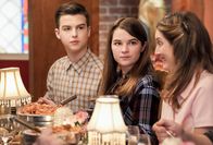 Young Sheldon – (v.li.): Iain Armitage (Sheldon Cooper), Raegan Revord (Missy Cooper), Zoe Perry (Mary Cooper).