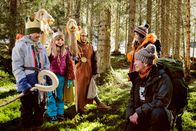 Löwenzahn – Die Kinder (Emilio Reisinger, l., Cosima Reisinger, 2.v.l., Lukas Lutter, 3.v.l.) zeigen Fritz Fuchs (Guido Hammesfahr, r.) und Charlie (Géraldine Raths, 2.v.r.) den Weg zu Weihnachtsunterkunft in den Bergen. Sie erzählen auch, dass dort oben ein Wichtel haust.