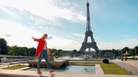 Salut Paris! Zwischen Eiffelturm und Bienenstock – Die deutsche Bloggerin Denise Urbach lebt seit einigen Jahren in Paris; im Hintergrund der Pariser Eiffelturm.