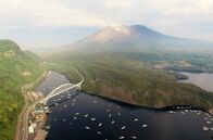Leben mit Vulkanen – Luftaufnahme auf die Zenzaki-Brücke und den Sakurajima: Der Vulkan gilt als besonders bedrohlich.