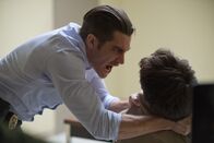 Prisoners – Der einzige Verdächtige (Paul Dano, r.) ist minderbemittelt - und wohl auch unschuldig, wie Detective Loki (Jake Gyllenhaal, l.) sich höchst ungern eingestehen muss. Schweren Herzens lässt er ihn laufen ...