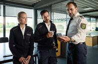 WaPo Elbe – Jana (Barbara Prakopenka, l.), Moritz (Ferdi Özten, M.) und Sami (Adnan Maral, r.) unterhalten sich über Väter.