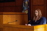 Suits – Donna (Sarah Rafferty) wird beschuldigt, sich in die Geschäftsführung eingemischt und Beweisdokumente vernichtet zu haben, und wird von der Staatsanwaltschaft unter Druck gesetzt. Eine Aussage unter Eid ist unumgänglich.