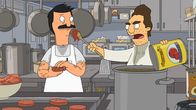Bob's Burgers – Bob (l.) trifft den Schiffskoch, nachdem er eingeladen wurde, für den Kapitän des Kreuzfahrtschiffes Duval (r.) zu kochen