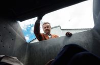 Rentnercops – Manuel Teich (René Heinersdorff, r.) schaut in die Mülltonne. Dort sieht er den toten Martin Turm liegen.