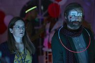 Baskets – Noch ahnen Martha (Martha Kelly, l.) und Chip (Zach Galifianakis, r.) nicht, dass eine große Karrierechance durch einen unerwarteten Besuch in Gefahr gerät ...