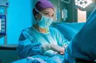 In aller Freundschaft – Dr. Lilly Phan (Mai Duong Kieu) ist ziemlich zufrieden mit ihrem neuen Assistenzarzt Dr. Ilay Demir. Allerdings weiß sie auch, dass man ihm das nicht zu oft sagen sollte.