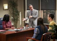 The Big Bang Theory – (v.li.) Regina King (Janine), Joshua Malina (President Siebert), Mayim Bialik (Amy Farrah Fowler), Jim Parsons (Sheldon Cooper).