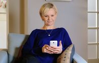 In aller Freundschaft – Im Gegensatz zu ihren beiden Freunden Roland und Martin ist für Kathrin Globisch (Andrea Kathrin Loewig) auch eine Dating-App eine Möglichkeit einen Partner zu finden. Kurzerhand meldet sie sich an und harrt gespannt der Dinge.